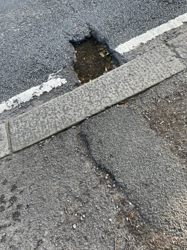 Pothole reported opposite 447 Selsdon road